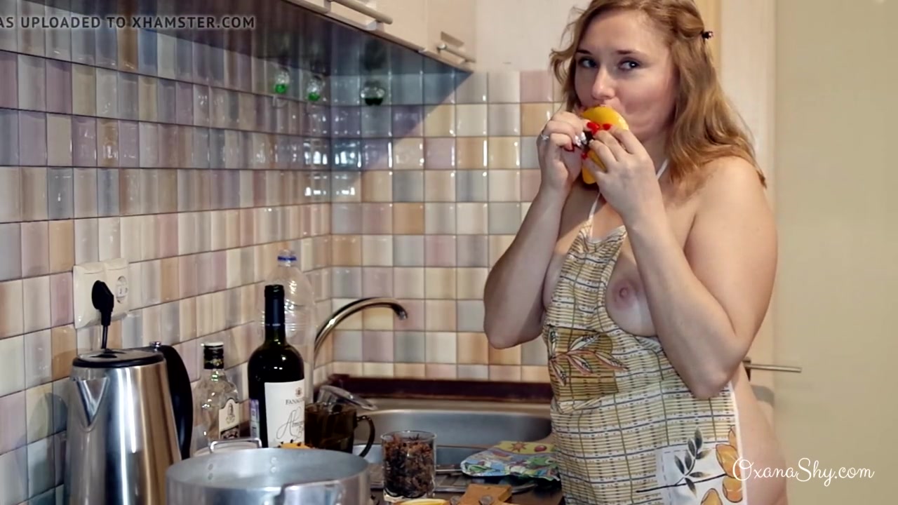 Русская зрелая домохозяйка показывает киску и большую попу на кухне