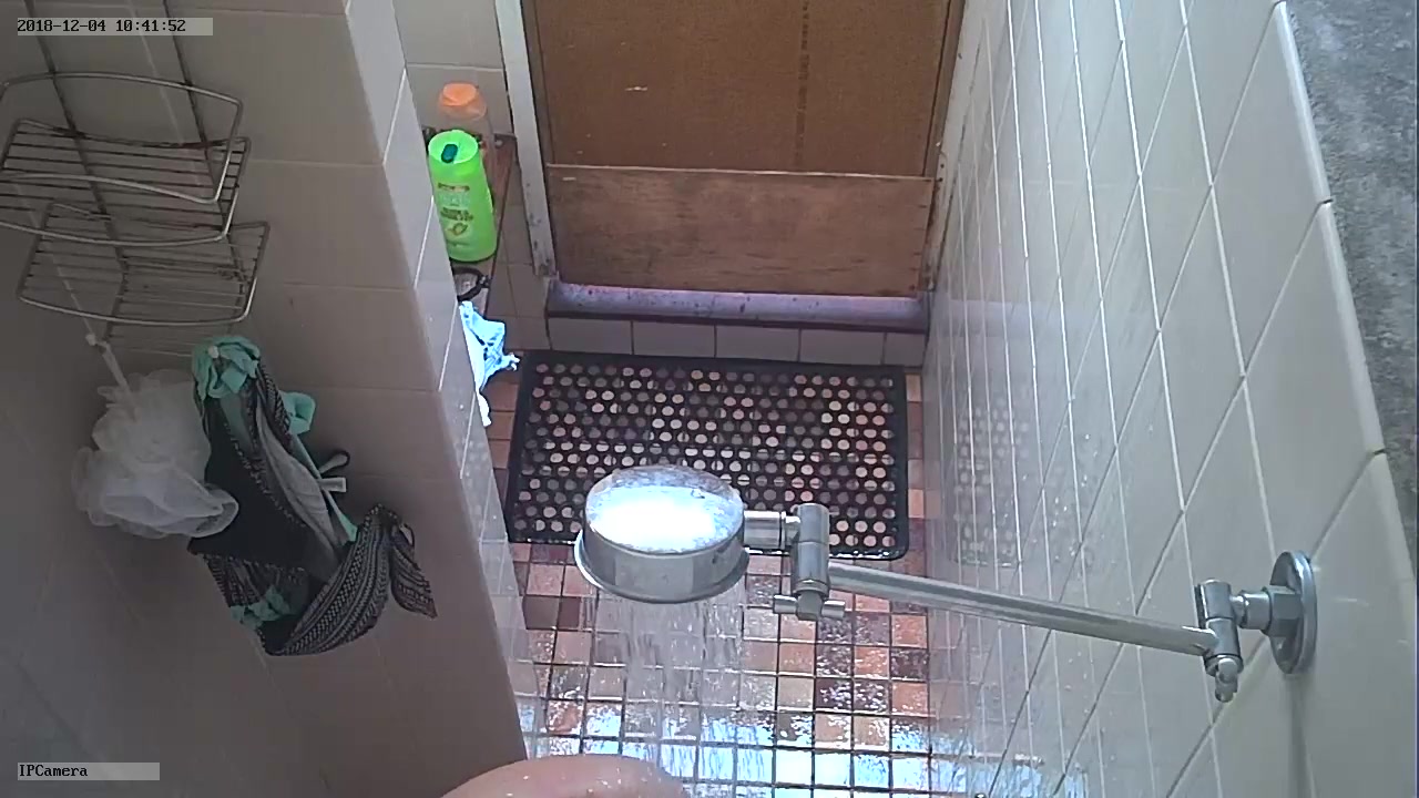Грудастая кокетка с загаром перед домашней скрытой камерой приняла душ