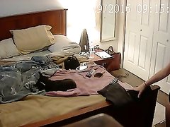 В спальне домашняя скрытая камера снимает молодую девушку в трусиках