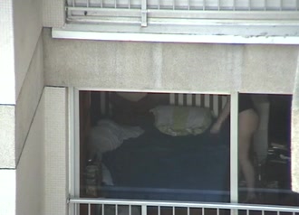 Из дома напротив одинокий мужик подглядывает через окно за фигуристой дамой, расхаживающей дома в чёрных стрингах