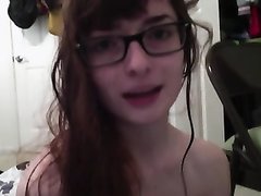 Очкастая студентка любит мастурбировать киску дома по вебкамере, она знает, что парням нравится смотреть