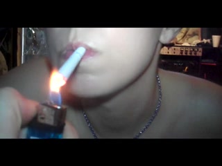 Студентка дымит сигаретой и сосёт член, вот так оральный секс может совмещаться с курением, а в конце сперма на её руках