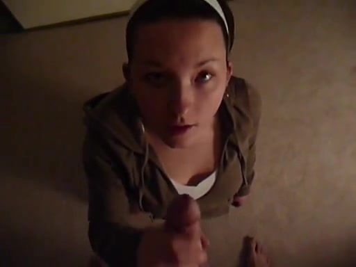 Датская студентка мастурбирует пенис на камеру, снимается любительское видео, в котором её лицо польют спермой