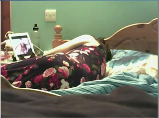 Возбуждение пришло к зрелой леди в постели, где она по интернету наблюдала порно и она начала дрочить намокшую дырку