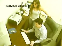 Сотрудница не подозревая о скрытой камере, записывающей видео прямо в офисе тайком дрочит член компьютерного мастера