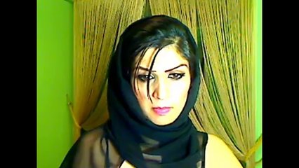 Молодой арабке с маленькими сиськами нравится онлайн мастурбировать киску на вебкамеру