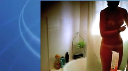 Скрытая камера в ванной в онлайн режиме показывает милую красотку в очках, она голая и очень симпатичная
