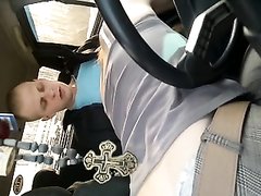 Любительский секс водителя и его озабоченной пассажирки, она жаждет глотать сперму и отчаянно работает ртом