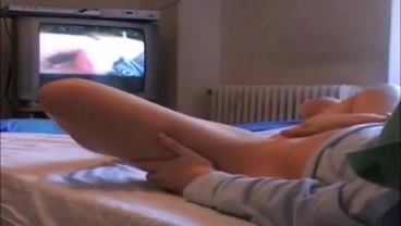 Домашняя мастурбация молодой бездельницы снята для любительского видео, красотка ведёт себя очень скромно
