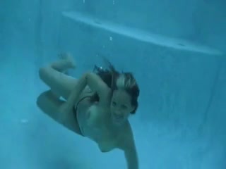 Голая спортсменка плавает в бассейне, а там полно камер снимающих под водой её упругие прелести