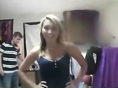 Групповое домашнее видео с женой и её озабоченной подругой, севшей на лица парня
