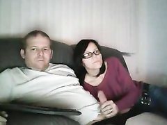 На видео домашняя мастурбация члена толстого супруга от заботливой жены