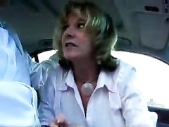 Зрелая пассажирка на видео о первого лица сосёт член водителя в салоне авто