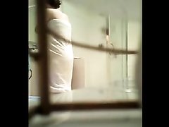 Женщина с пышными формами в любительском видео принимает душ, сверкая сиськами