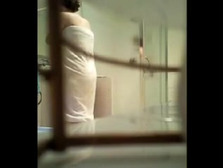 Женщина с пышными формами в любительском видео принимает душ, сверкая сиськами