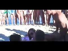 Нимфоманка на пляже в любительском порно обслужила огромную толпу туристов