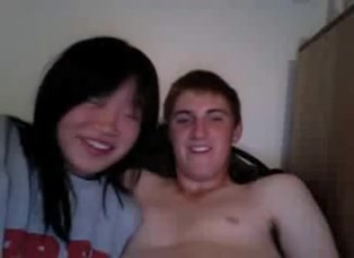 Белый парень в порно лижет киску азиатской любовнице перед вебкамерой